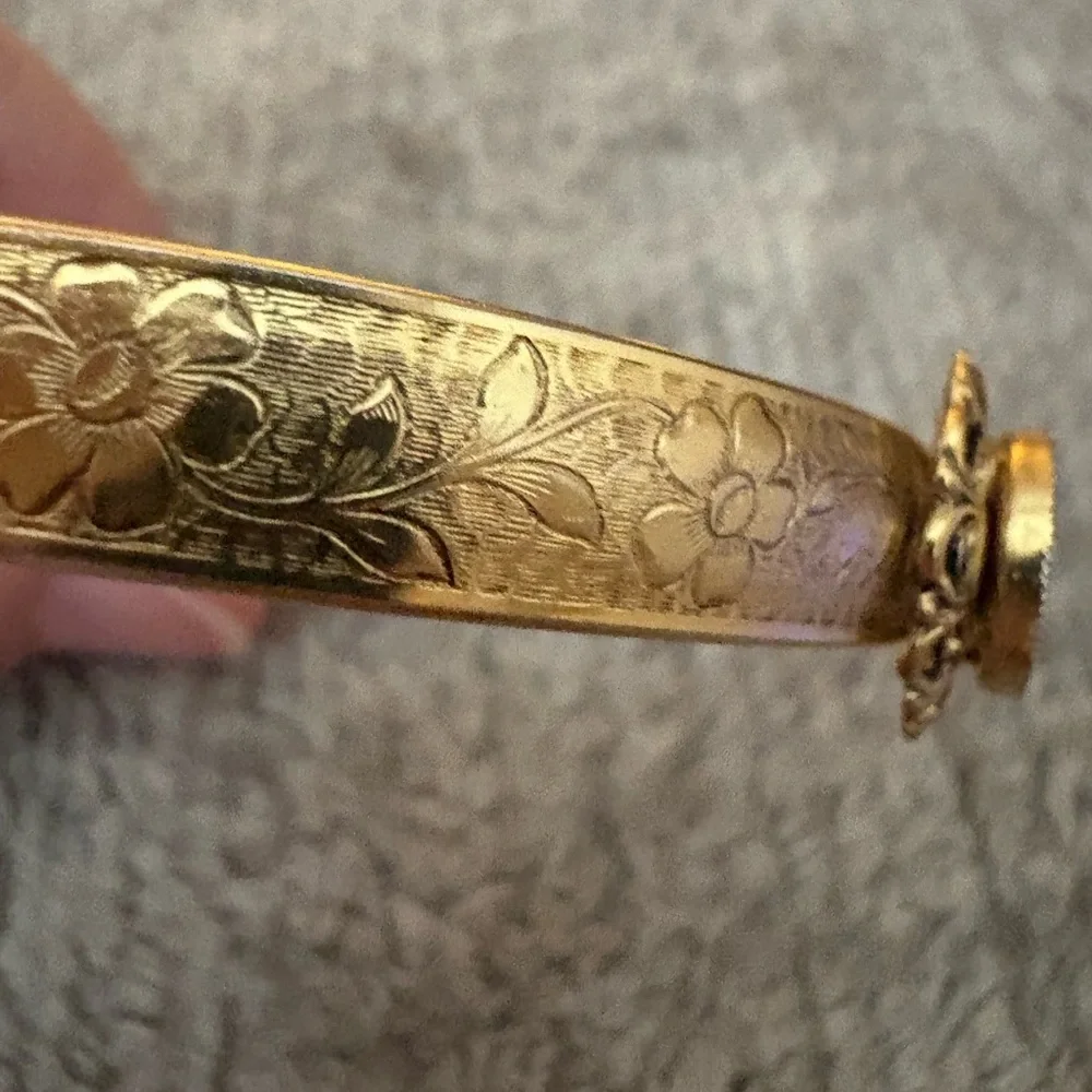GUC gold tone bangle bracelet